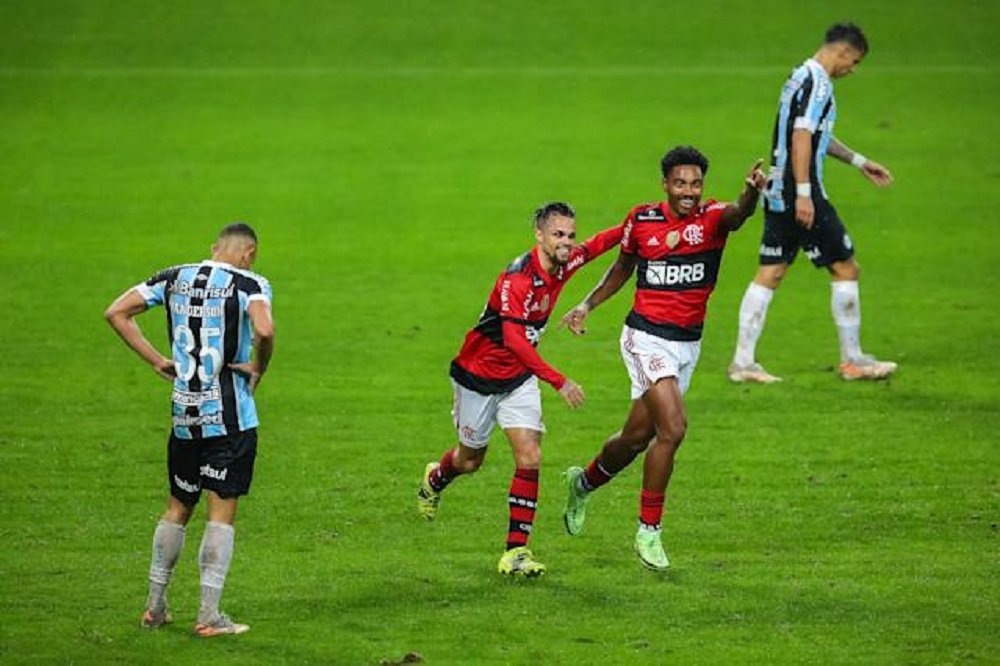 Com um jogador a menos  Flamengo goleia o Grêmio nas Quartas de finais da Copa do Brasil