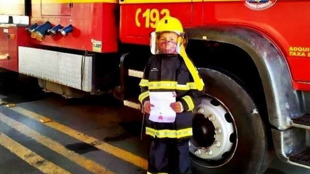 Garoto de 6 anos entrega ‘currículo’ para bombeiros de Minas: ‘Caso vocês precisem’