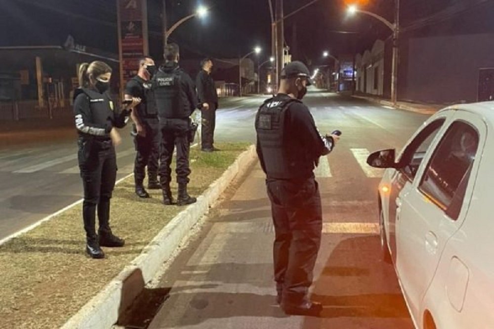 Homem flagrado fazendo sexo oral com carro em movimento é preso Goiânia