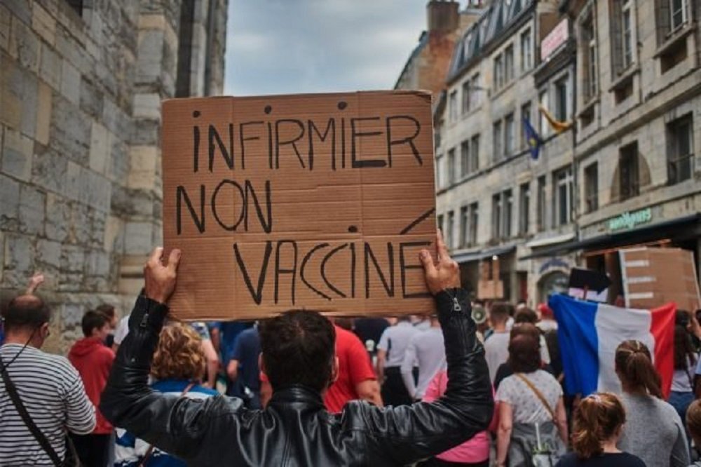 França tem atos contra comprovante de vacinação para entrar em locais fechados