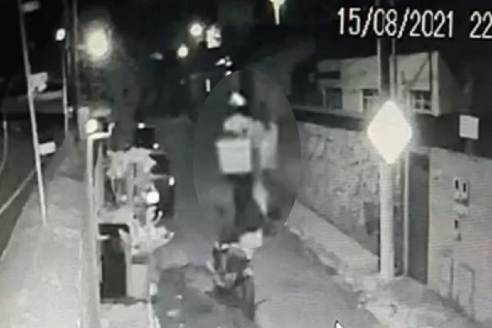 Vídeo: entregador tenta estuprar adolescente no meio da rua em GO
