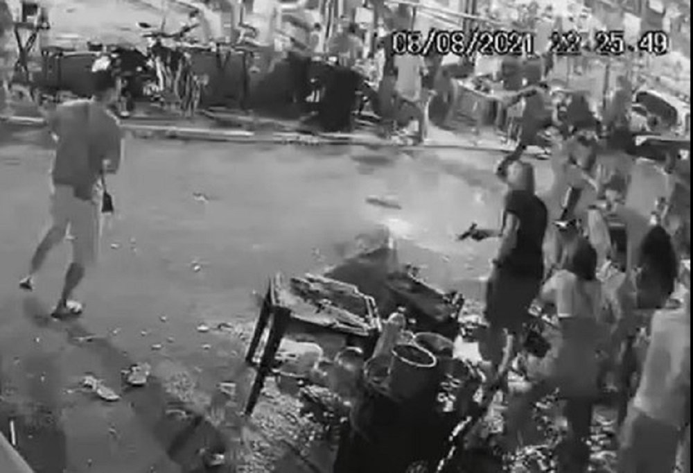 Vídeo: veja momento em que guarda municipal mata policial no RJ