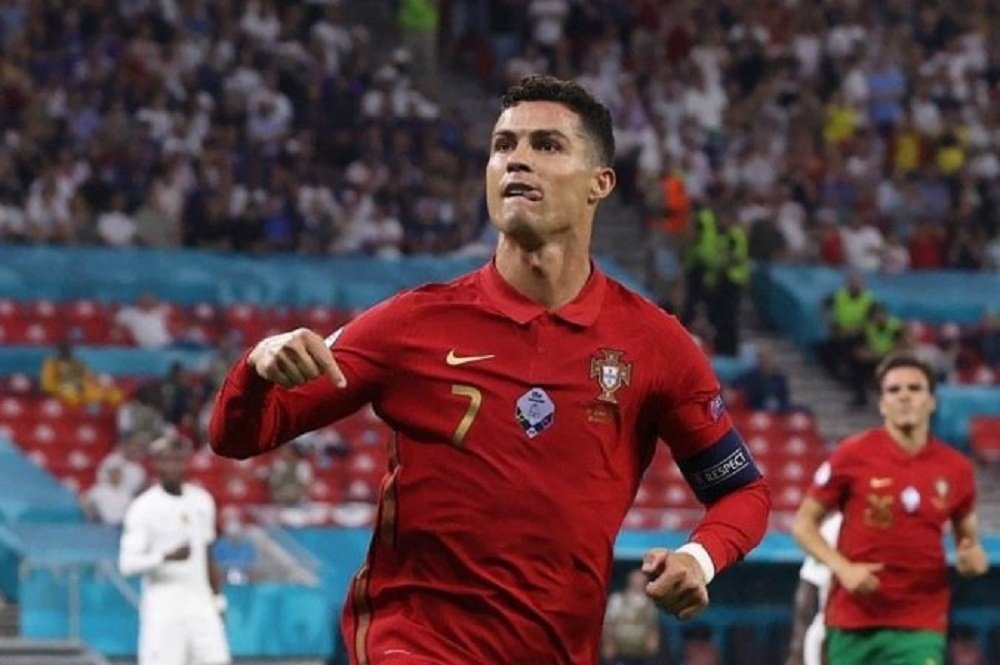 Cristiano Ronaldo se torna jogador mais bem pago do mundo, diz Forbes