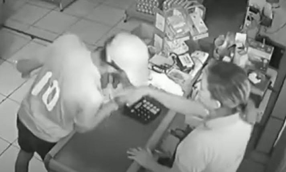 Após assalto, bandido se despede de atendente com beijo na mão; VEJA VÍDEO