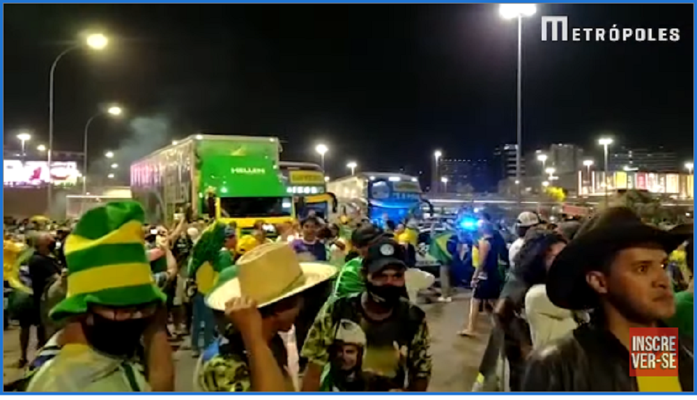 Vídeos. Apoiadores de Bolsonaro pressionam e PM libera caminhões na Esplanada
