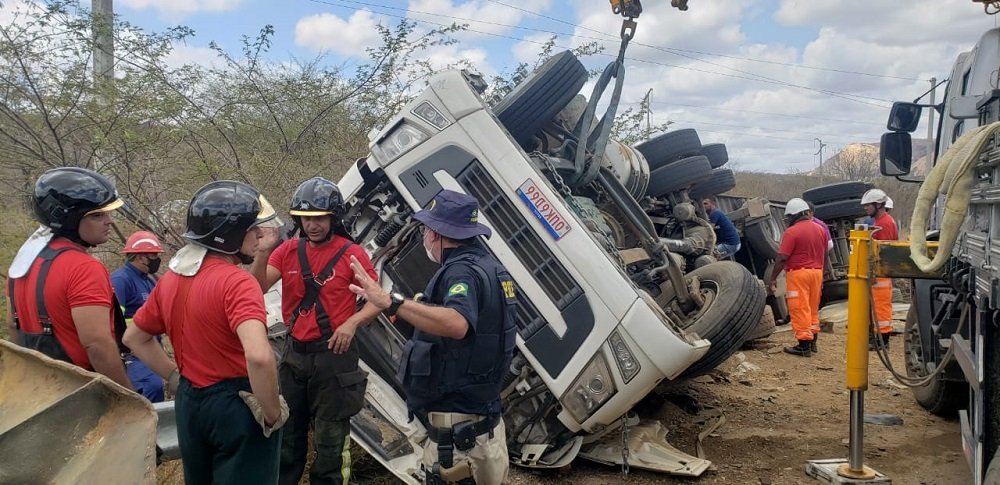Tragédia- Carreta tomba na RN- 427 e dois homens morrem entre Acari e Currais Novos