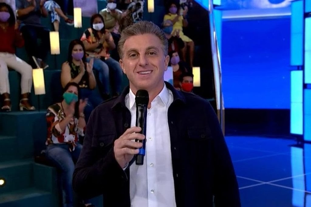 Huck estreia com susto, homenagem a Faustão e erro grosseiro