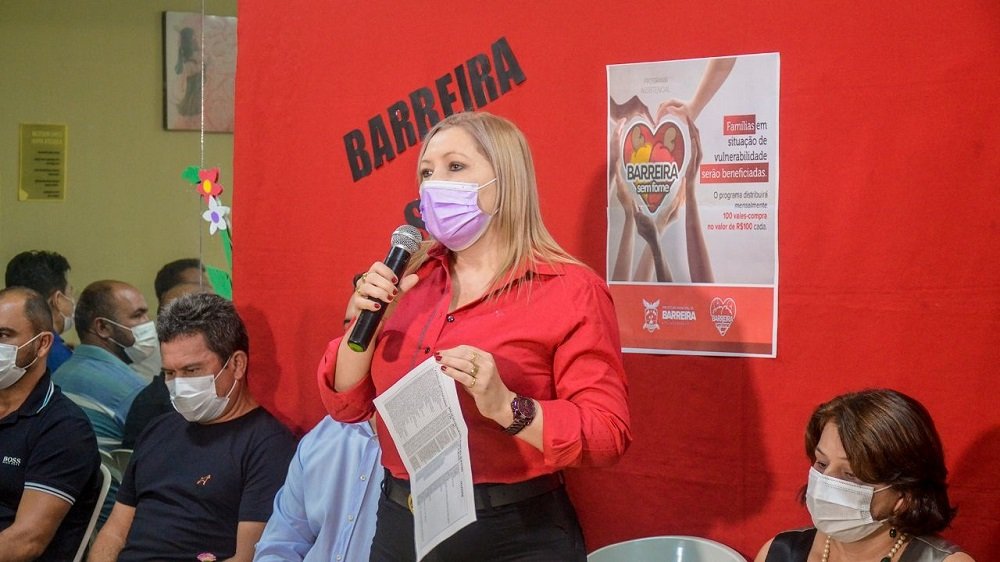 Prefeita abre mão do salário para custear auxílio para 100 famílias de baixa renda no Ceará