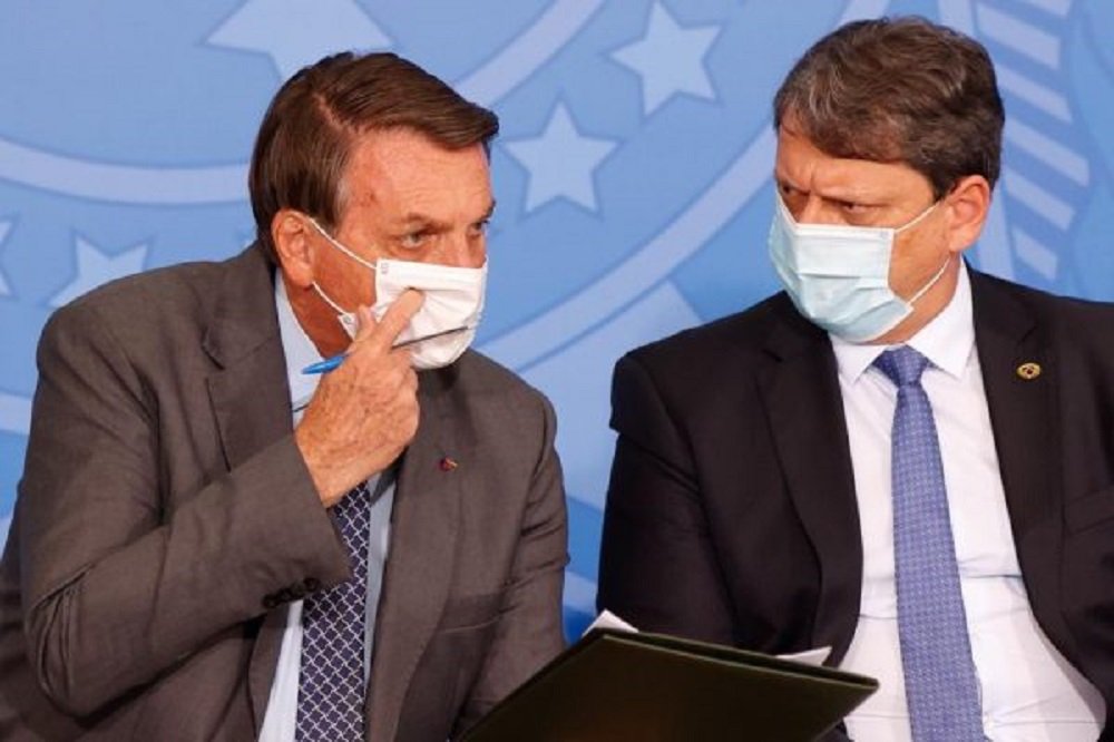 Bolsonaro se reúne com caminhoneiros para tentar parar movimento
