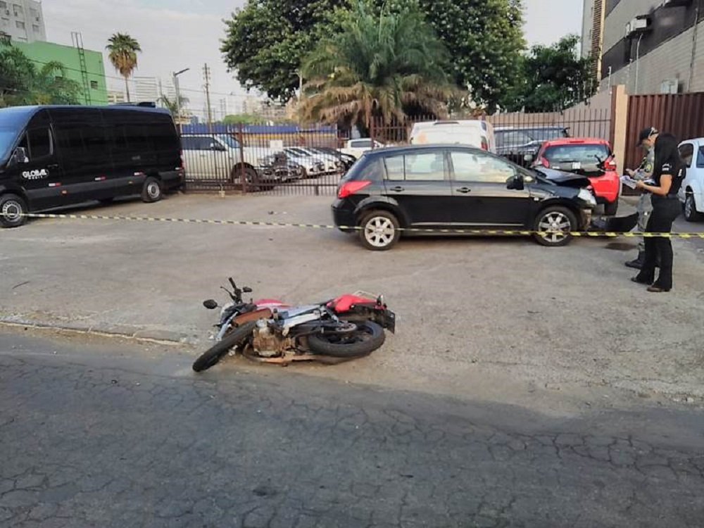 Vídeo: motociclista morre ao ser atingido por carro na contramão em GO