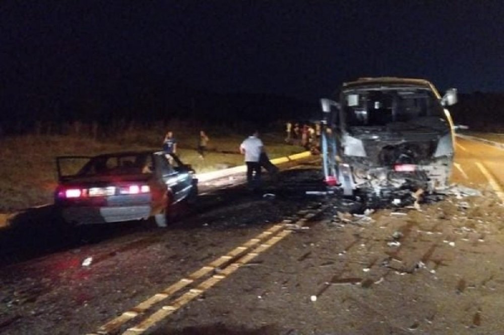 Acidente com micro-ônibus de time de vôlei mata três pessoas em Lages