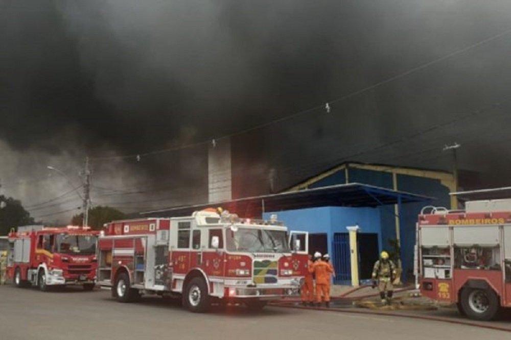 Vídeo: incêndio atinge fábrica de sandálias no Distrito Federal