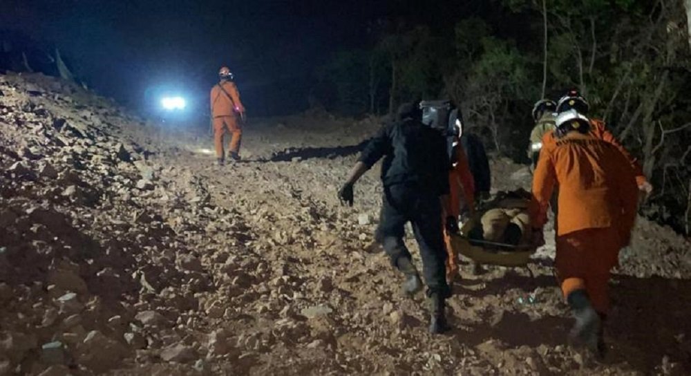 Video: Idoso cai em ribanceira e é resgatado pelos bombeiros