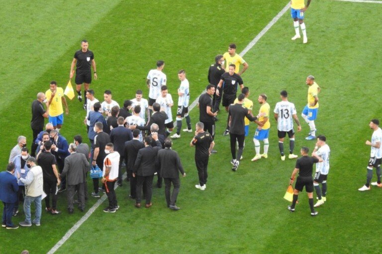 Profissional da Anvisa entra no gramado em Brasil x Argentina — Foto: Bruno Cassucci