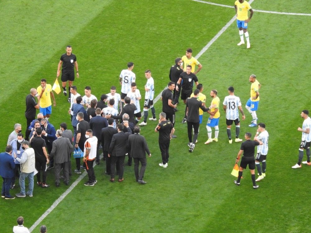 Urgente – Anvisa invade campo e interrompe Brasil x Argentina para tirar “ingleses”