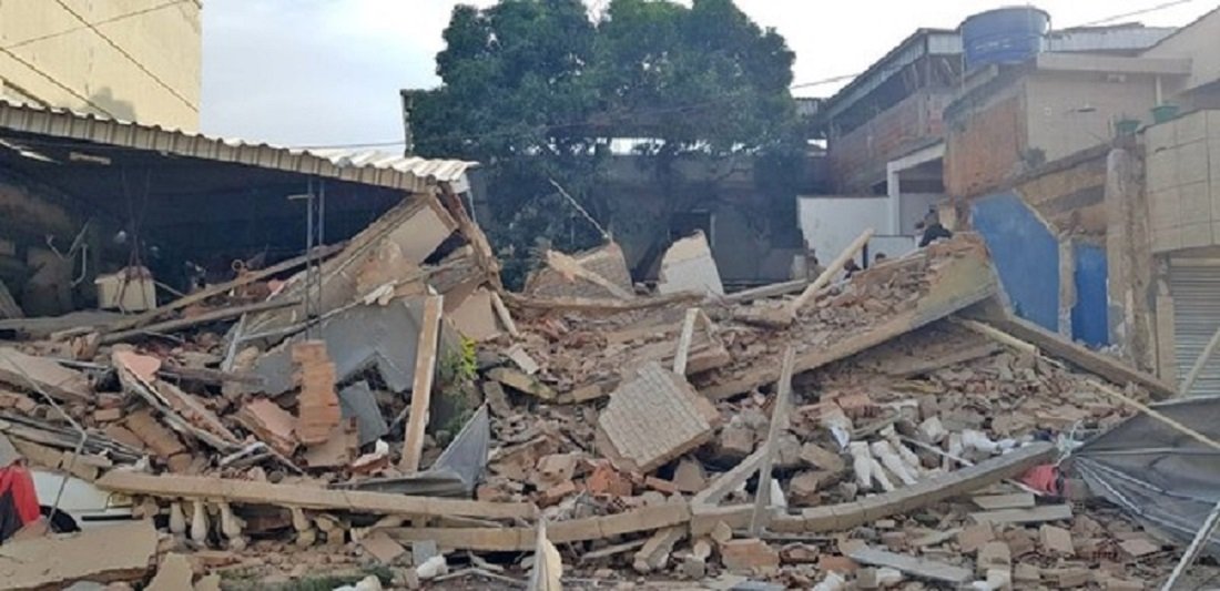 Prédio desaba em Nilópolis, 2 pessoas são resgatadas com vida