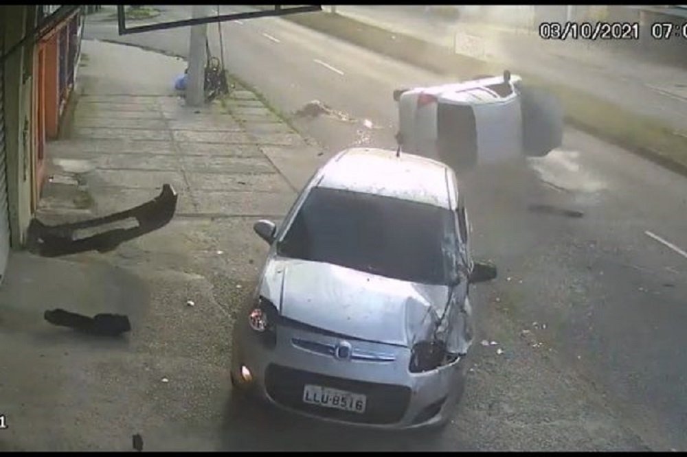 Vídeo: jovem é arremessada de carro e está grave em hospital do RJ