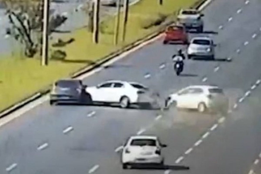 Carros batem de forma brutal no DF. Veja o vídeo