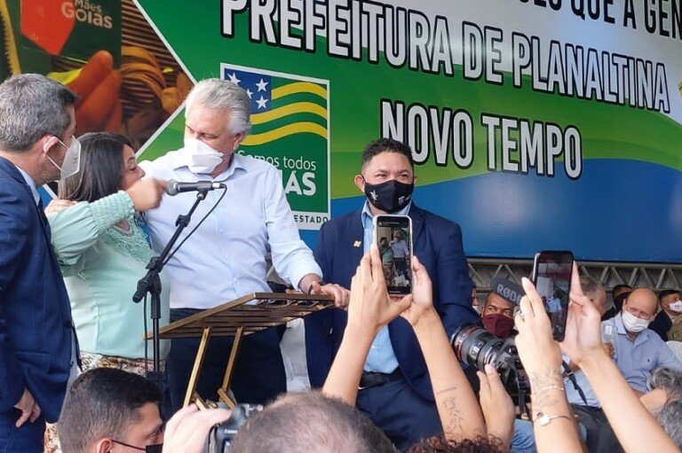 Caiado-no-Entorno-Governador-e-recebido-por-maes-de-Goias-em-Planaltina