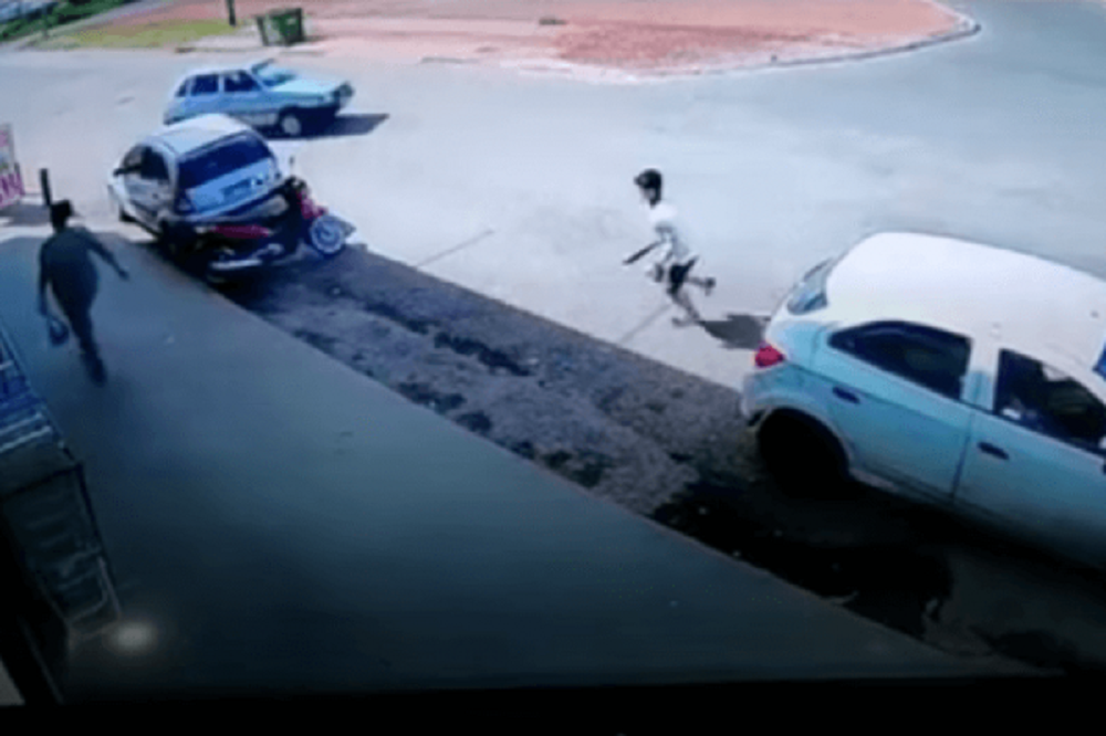 Motorista de aplicativo ataca passageira com facão em Goiás; vídeo