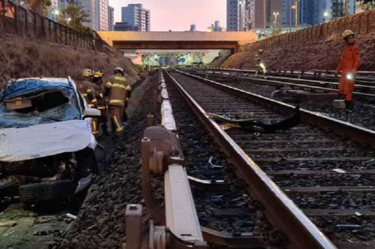 Carro cai em Metro na madrugada