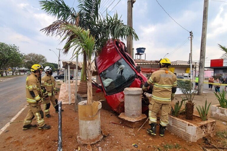 Carro-capota-e-atinge-quiosques-no-DF