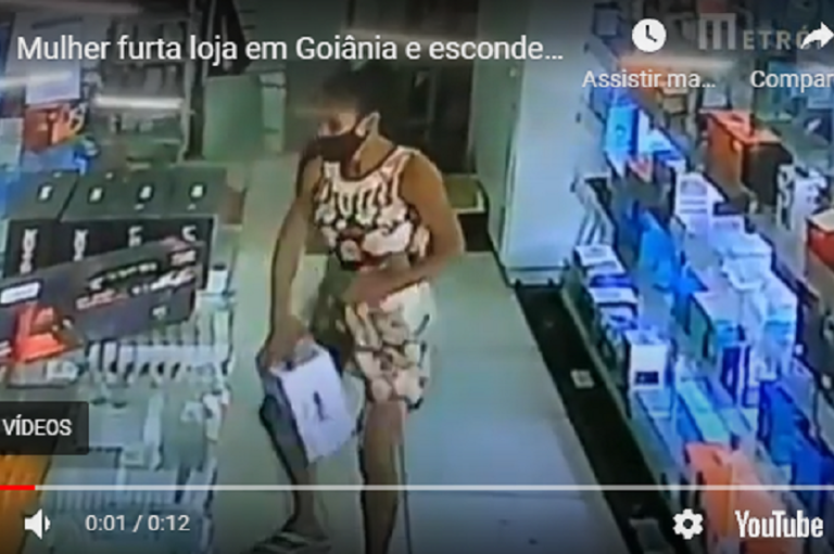 Mulher furta loja reprodução