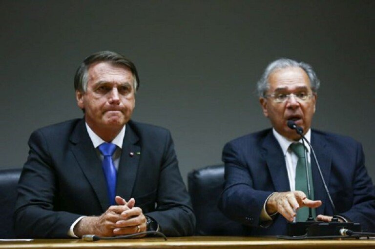 Presidente-Jails-bolsonaro-e-o-ministro-da-economia-Paulo-Guedes-durante-coletiva-teto-de-gastos-4-600x400