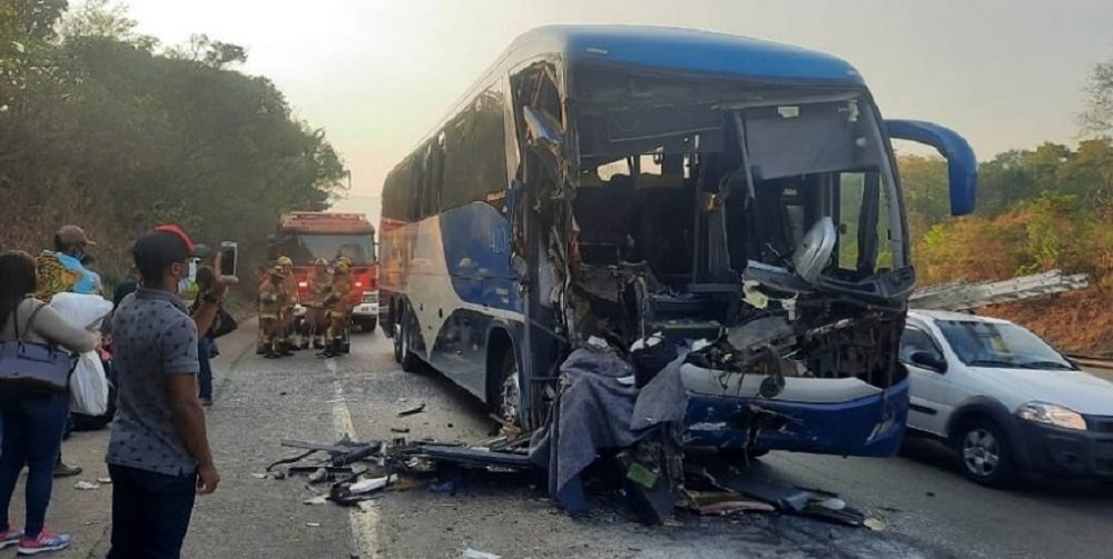 Acidente entre ônibus e caminhão deixa três gravemente feridos na BR-060
