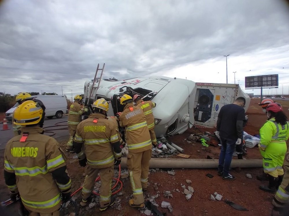 Fotos:  caminhoneiro que bateu em poste na BR-040 é resgatado por bombeiros