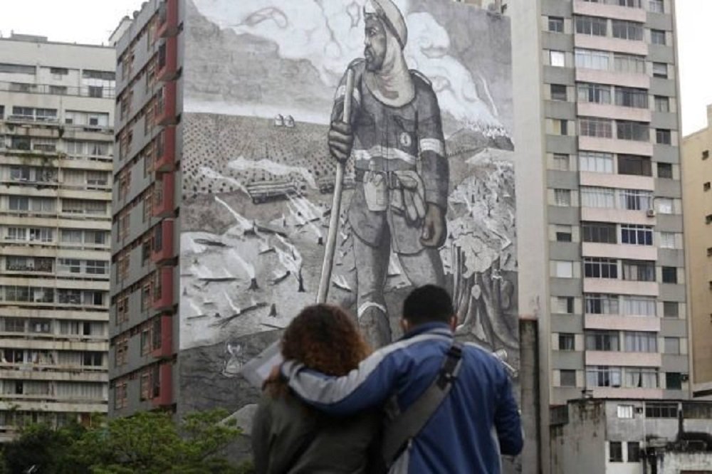 Painel gigante feito com cinzas das queimadas homenageia brigadistas do Brasil