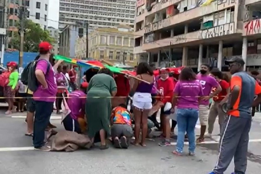 Carro atropela e arrasta manifestante por 50 metros durante ato contra Bolsonaro