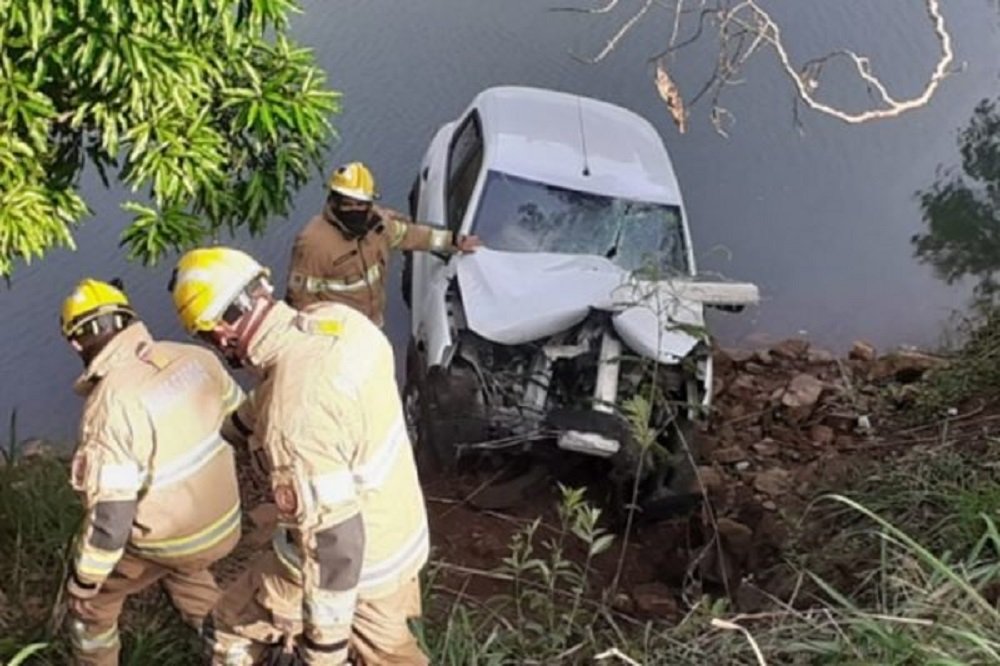 Vídeo. Motorista de aplicativo dorme ao volante e carro cai em rio