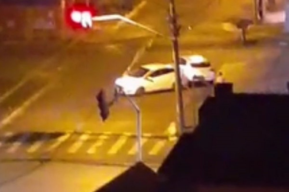 Vídeo: motorista em fúria tenta atropelar policial que revida a tiros