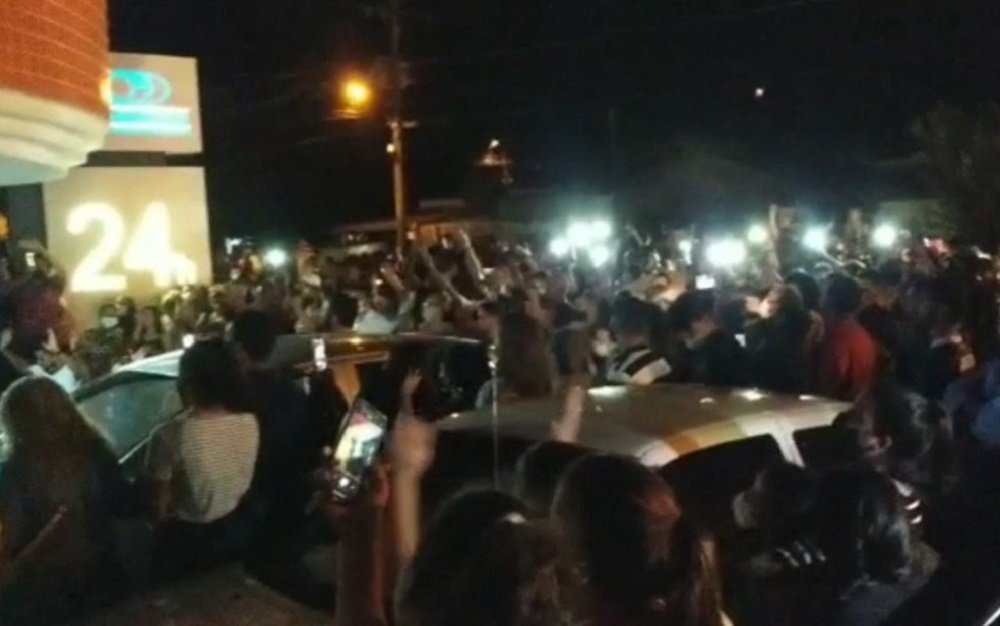 Vídeo: multidão vai a cortejo de pastor que anunciou sua ressurreição
