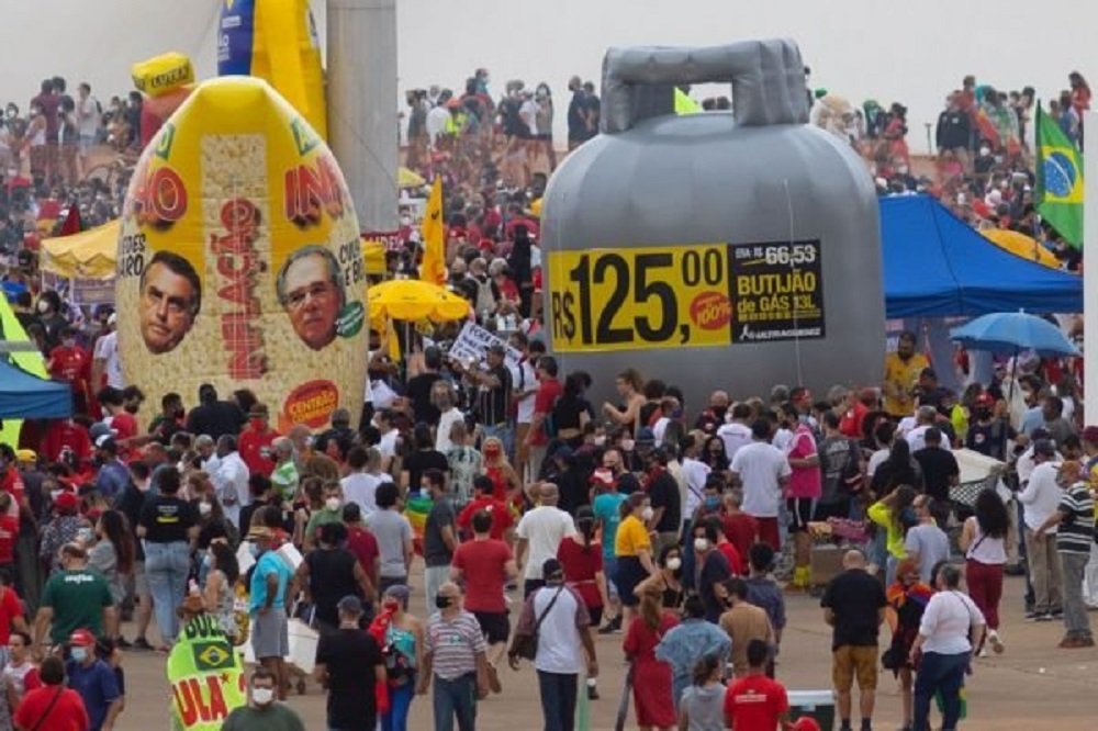 Ato contra Bolsonaro em Brasília tem botijão de gás e saco de arroz infláveis