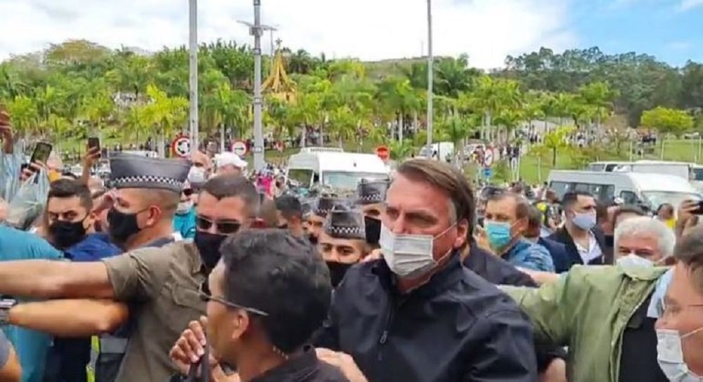 Bolsonaro é recebido com aplausos e vaias em Aparecida (SP)
