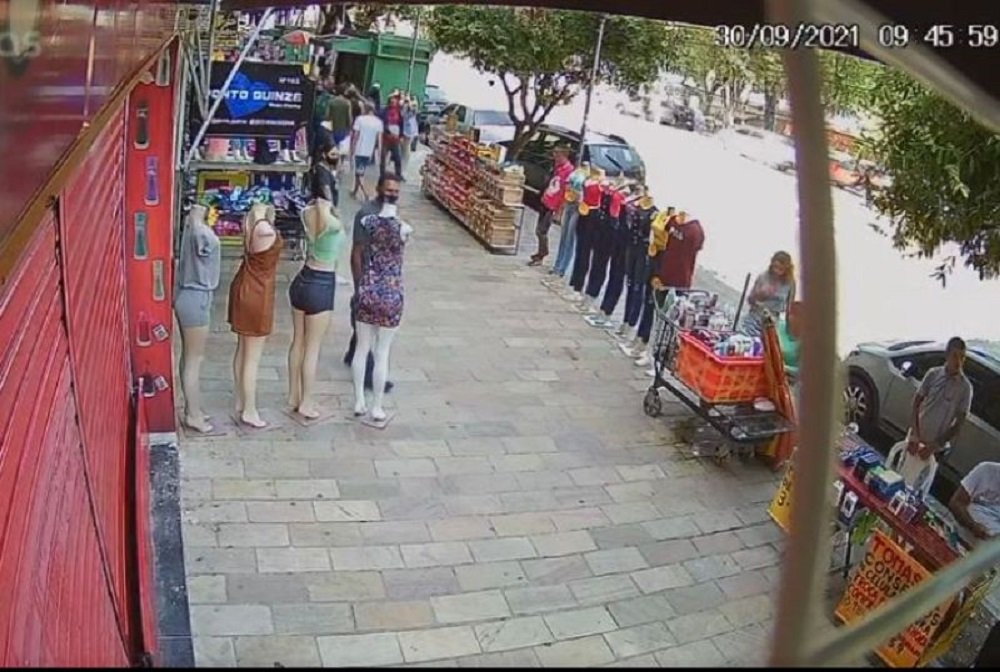 Vídeo – Homem é morto a tiros e criminoso faz mulher de refém, no Centro de Manaus