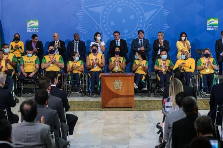 O presidente Jair Bolsonaro participa da cerimônia de recepção aos atletas olímpicos e paralímpicos que participaram da Olimpíada de Tóquio, no Palácio do Planalto