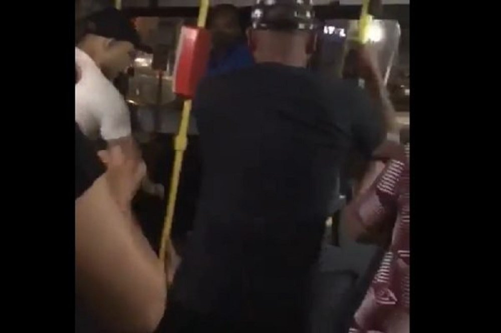 CENAS FORTES -Homem agride companheira em ônibus e é espancado por populares no DF