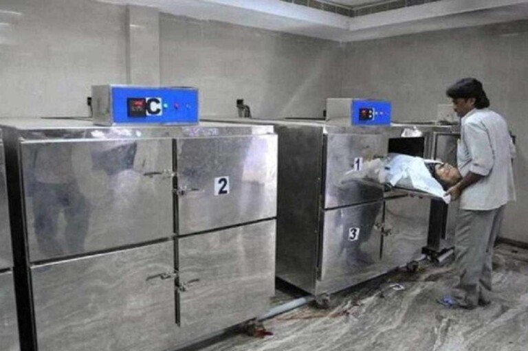 1_funcionario_de_hospital_abre_gaveta_de_refrigerador_de_hospital_na_india_1_52855-7106884
