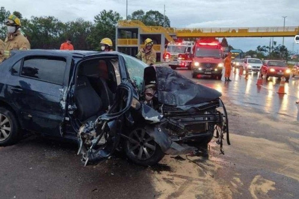 Motorista de 31 anos morre após colidir carro em poste na EPNB