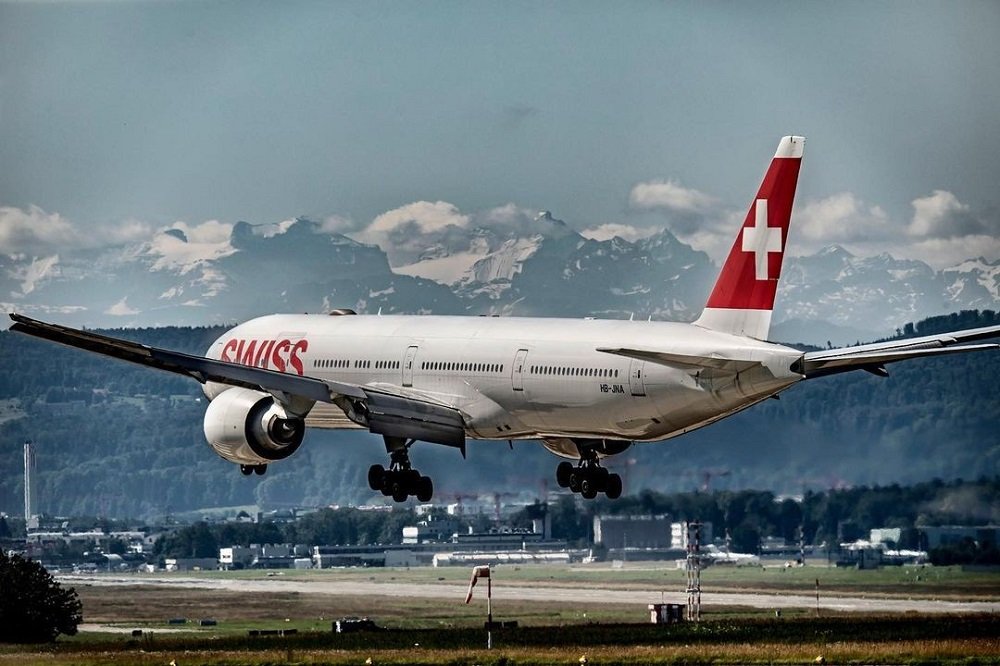Cheiro de chulé faz avião retornar ao aeroporto de Londres após decolagem
