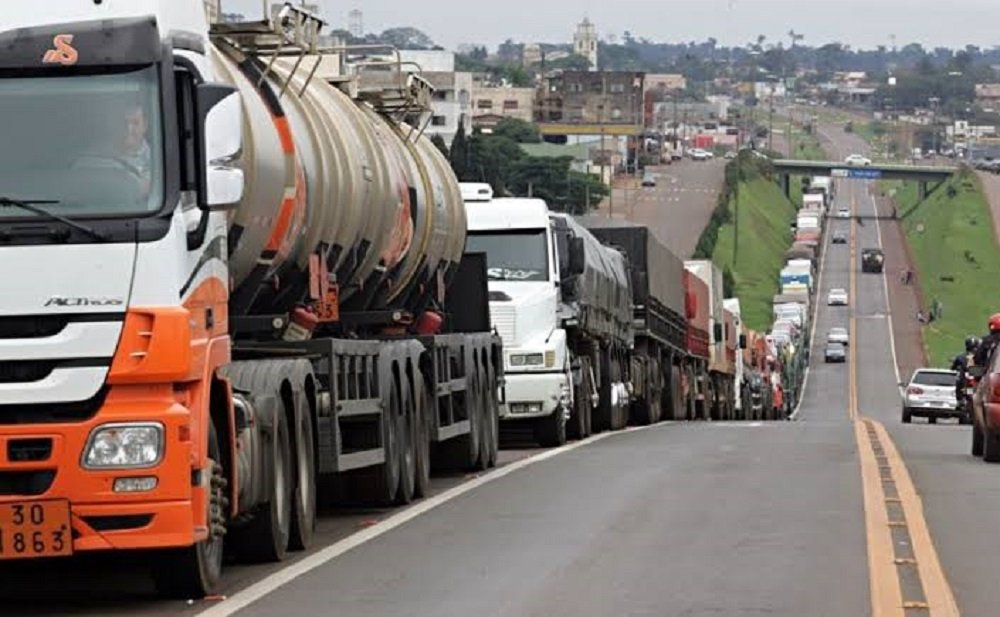 Justiça atende pedido de caminhoneiros em greve e libera manifestação em rodovias