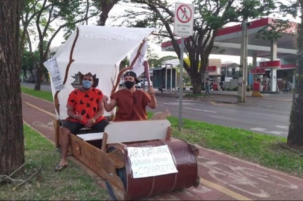 Amigos andam em carro dos Flintstones em protesto ao preço da gasolina
