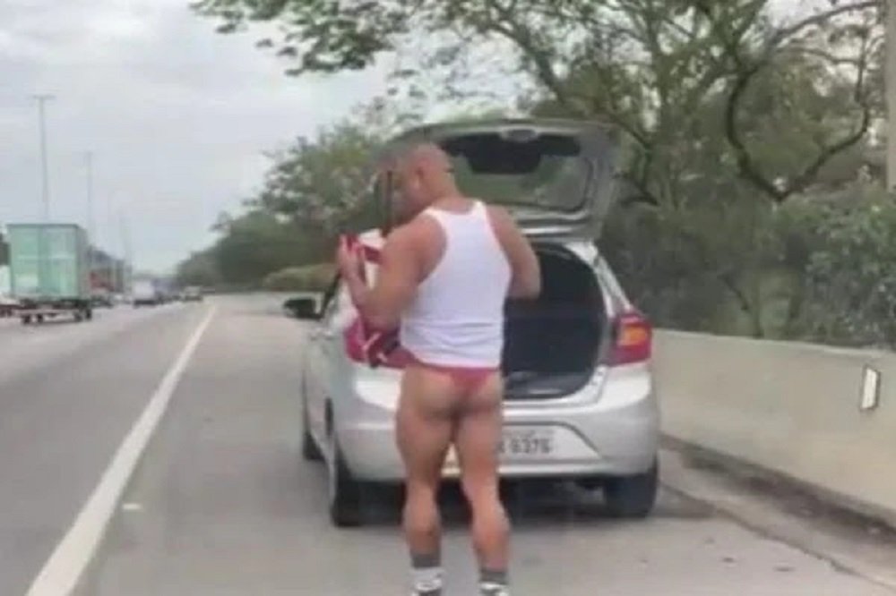 Vídeo – De calcinha, homem com carro enguiçado pede ajuda no Rio