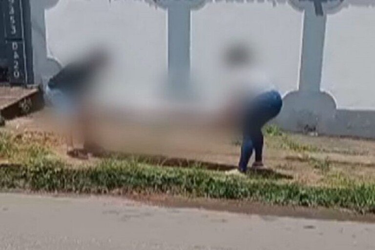 Moradores-tiram-caixao-que-caiu-de-carro-funerario-em-Anapolis-Goias-600x400
