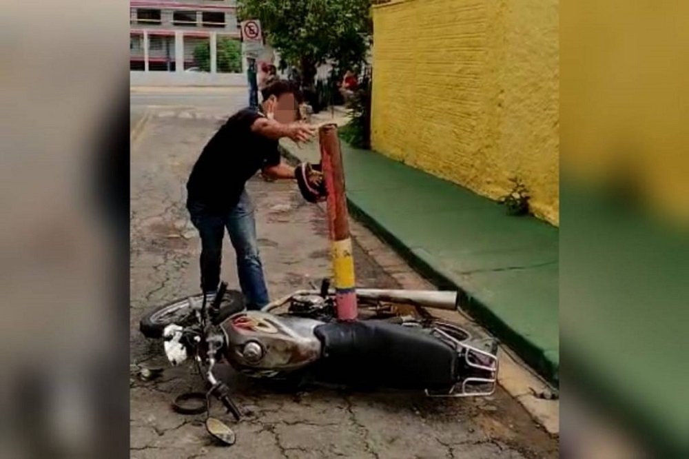 Revoltado com lei de trânsito, homem destrói a própria moto; vídeo