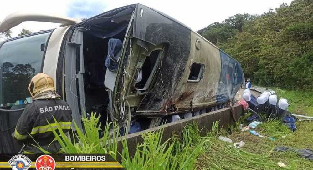 Ônibus tomba em rodovia de SP e deixa ao menos seis mortos