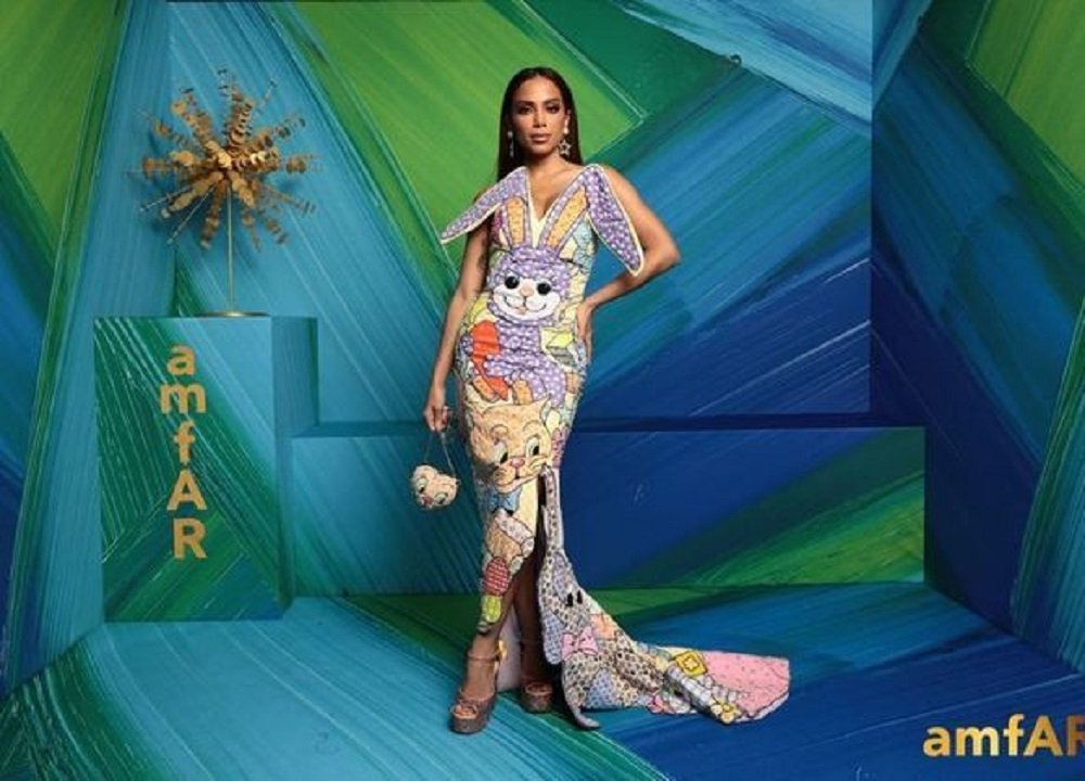Anitta rouba a cena com ‘look de coelho’ em baile de gala da amfAR